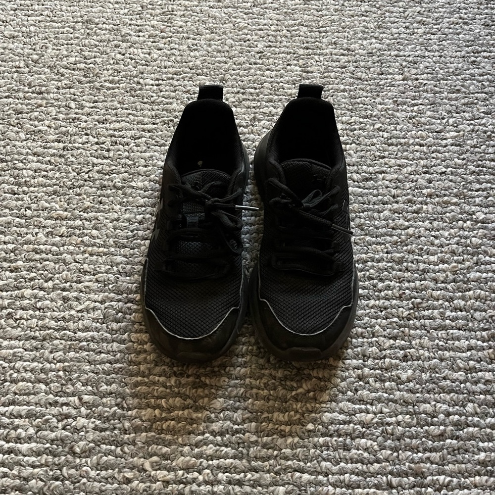 Under Armour boys size 4.5 black sneakers